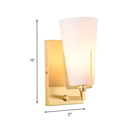 Frendorf | 1-Licht Kegelförmige Wandleuchte Retro Messing Satinierte Glaswandlampe mit quadratischer Rückplatte für das Schlafzimmer