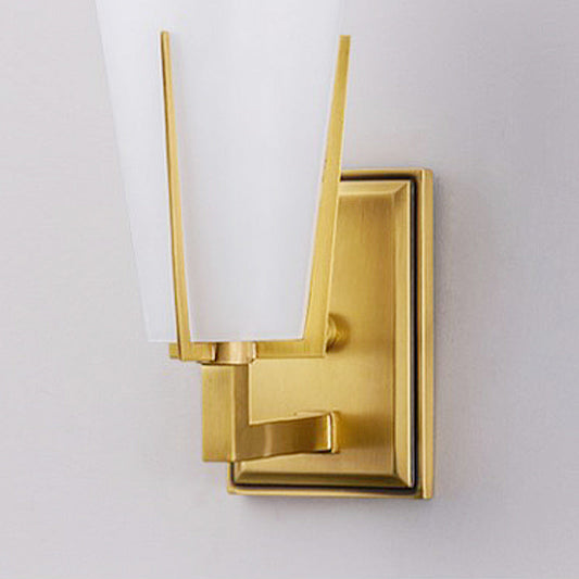Frendorf | 1-Licht Kegelförmige Wandleuchte Retro Messing Satinierte Glaswandlampe mit quadratischer Rückplatte für das Schlafzimmer
