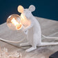 Dekorative Bare Bulb Tischlampe Harz 1-Licht Schlafzimmer Nachtlampe mit Mausbasis