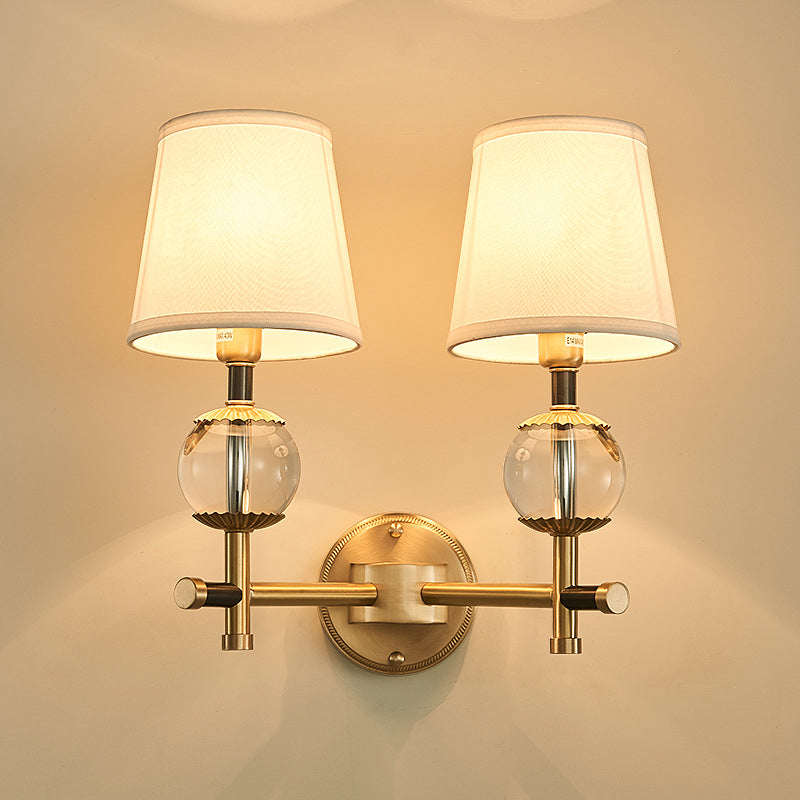 Frendorf | Gold konische wandmontage lamp traditionele witte stof 1/2 hoofden entree wandlamp met kristallen bal