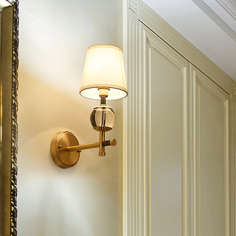 Frendorf | Gold konische wandmontage lamp traditionele witte stof 1/2 hoofden entree wandlamp met kristallen bal