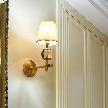 Frendorf | Gold konische wandmontage lamp traditionele witte stof 1/2 hoofden entree wandlamp met kristallen bal