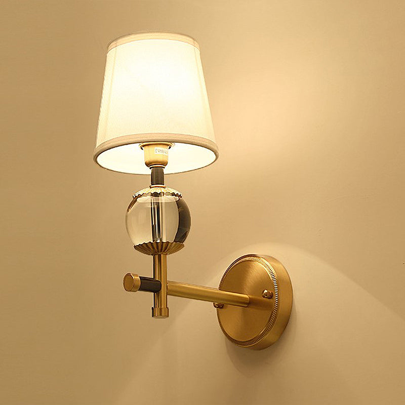 Frendorf | Gold konische wandmontage lamp traditionele witte stof 1/2 hoofden entree wandlamp met kristallen bal