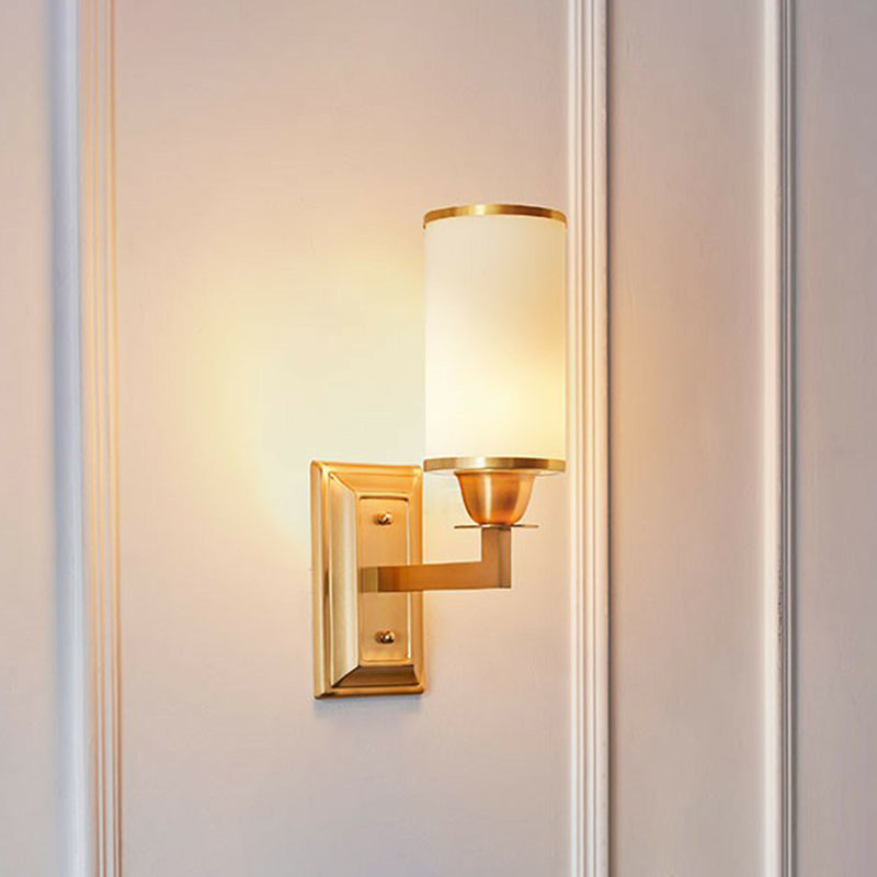 Frendorf | 1-Licht Weißes Glas Wandleuchte Traditionelle Messingzylindrische Esszimmer Wandleuchte