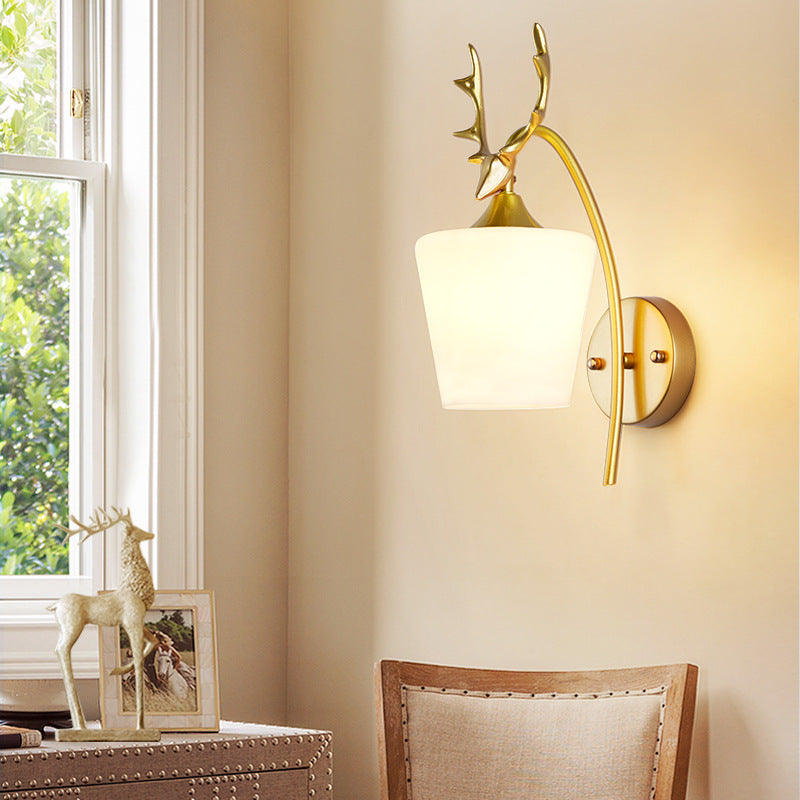 Frendorf | 1 Lichtmetalen Wandverlichting Landelijk Zwart/Goud Hertje Woonkamer Wandlamp met Frosted Glazen Schaduw