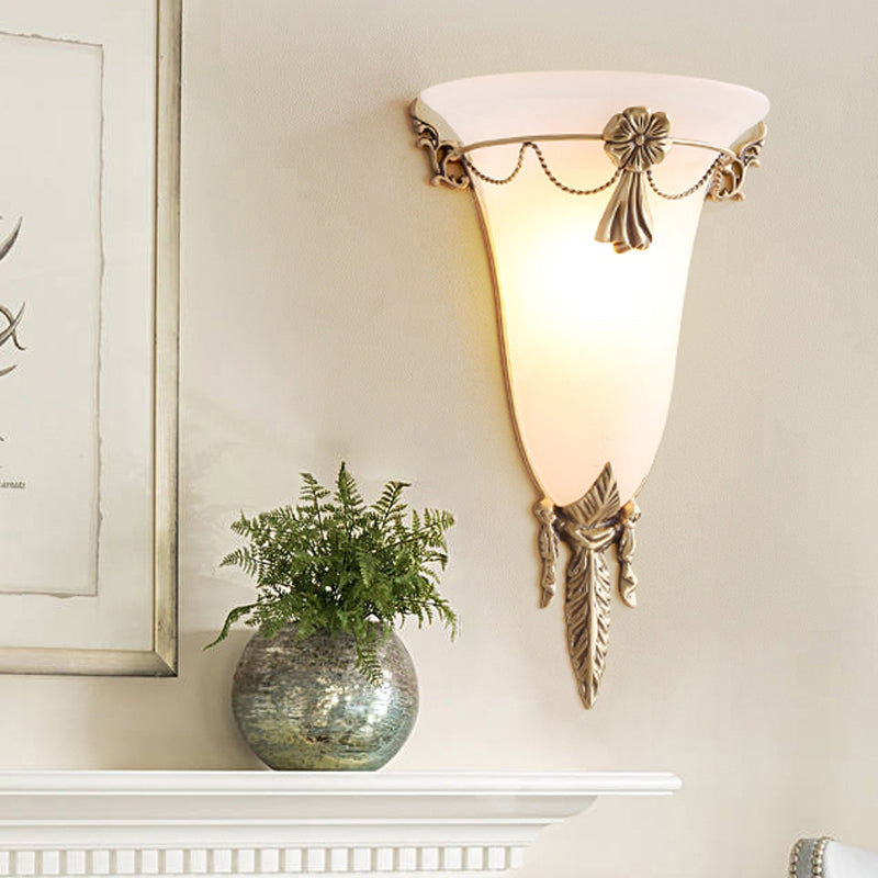 Frendorf | 9.5"/12.5" Breite Trompeten-Flare Wandleuchte Traditionelles Weißglas 1 Kopf Messing Wandleuchten für Wohnzimmer