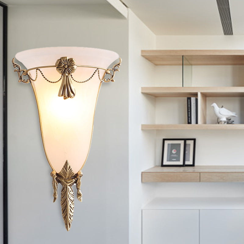 Frendorf | 9.5"/12.5" Breite Trompeten-Flare Wandleuchte Traditionelles Weißglas 1 Kopf Messing Wandleuchten für Wohnzimmer