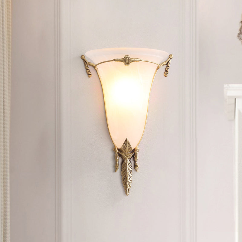 Frendorf | Kegel Wandlamp Traditioneel Wit Glas 1 Kop Messing Wandlamp Verlichting voor Woonkamer, 10"/13" Breed