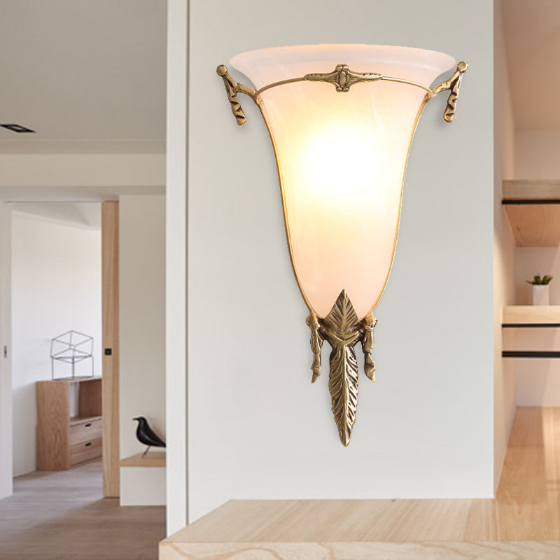 Frendorf | Kegel Wandlamp Traditioneel Wit Glas 1 Kop Messing Wandlamp Verlichting voor Woonkamer, 10"/13" Breed