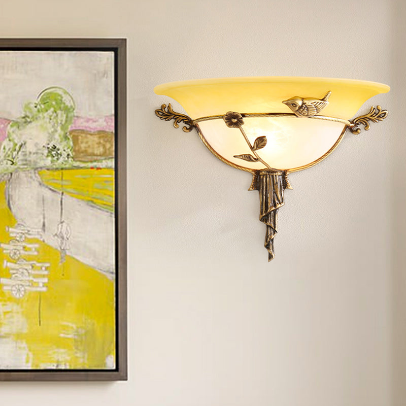 Frendorf | 1 Glühbirne Breite Flare Wandlampe Tradition Weiß/Gelbes Glas Wandleuchte mit Blumen-Deko nach Links/Rechts