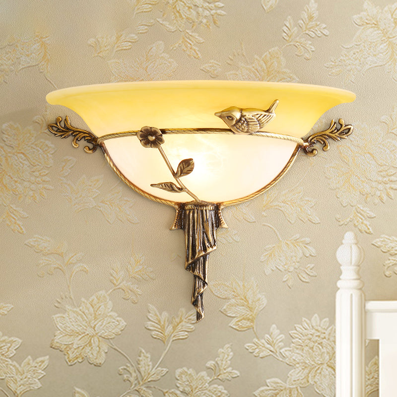 Frendorf | 1 Glühbirne Breite Flare Wandlampe Tradition Weiß/Gelbes Glas Wandleuchte mit Blumen-Deko nach Links/Rechts