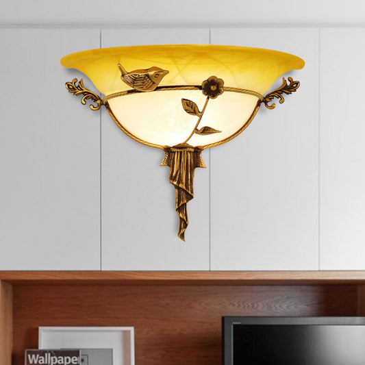 Frendorf | 1 Glühbirne Breite Flare Wandlampe Tradition Weiß/Gelbes Glas Wandleuchte mit Blumen-Deko nach Links/Rechts