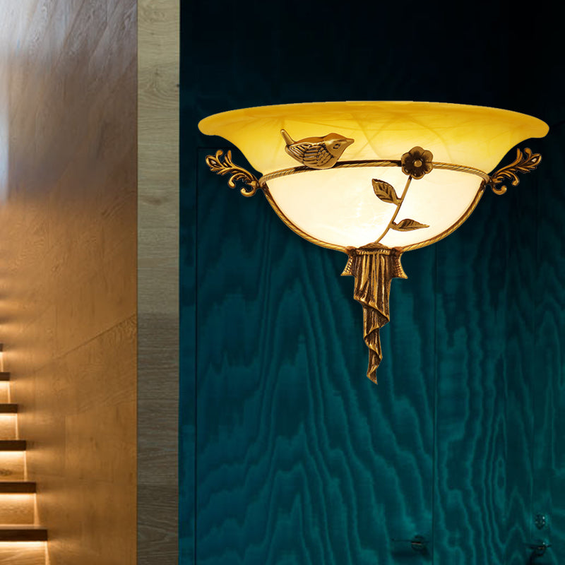 Frendorf | 1 Glühbirne Breite Flare Wandlampe Tradition Weiß/Gelbes Glas Wandleuchte mit Blumen-Deko nach Links/Rechts