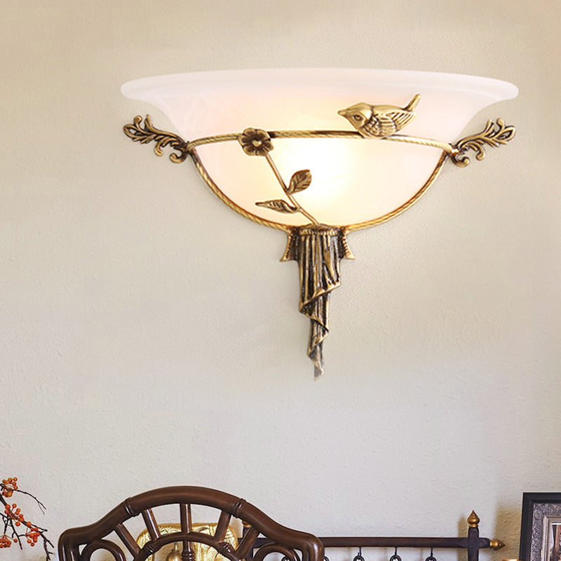 Frendorf | 1 Glühbirne Breite Flare Wandlampe Tradition Weiß/Gelbes Glas Wandleuchte mit Blumen-Deko nach Links/Rechts