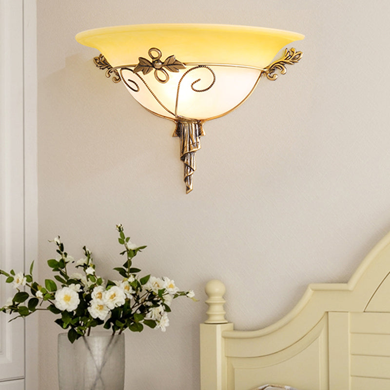 Frendorf | Traditionele Trompet Wandlamp Witte/Gele Glas 1 Lamp Muur Gemonteerde Verlichtingsarmatuur met Blad Deco voor Trap