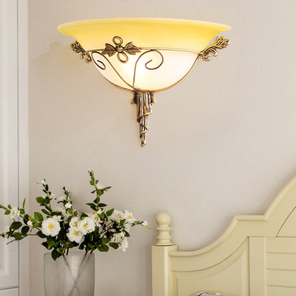 Frendorf | Traditionele Trompet Wandlamp Witte/Gele Glas 1 Lamp Muur Gemonteerde Verlichtingsarmatuur met Blad Deco voor Trap
