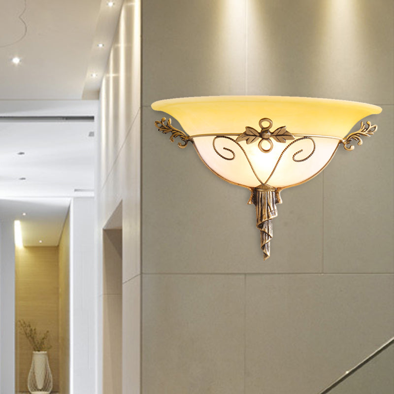 Frendorf | Traditionele Trompet Wandlamp Witte/Gele Glas 1 Lamp Muur Gemonteerde Verlichtingsarmatuur met Blad Deco voor Trap