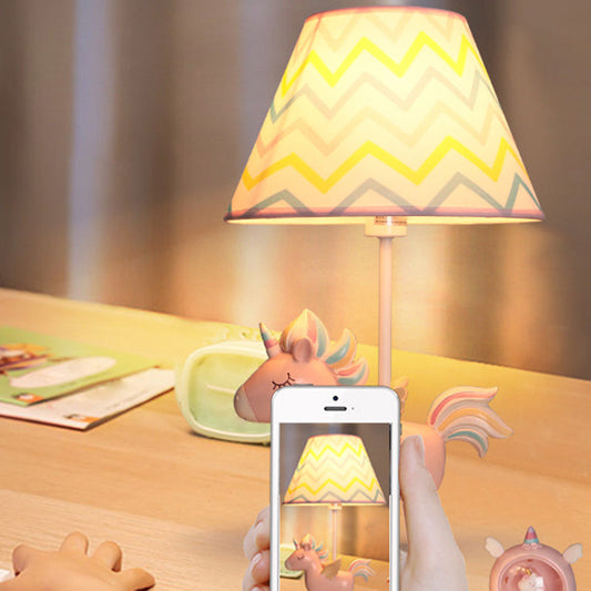 Schmal zulaufende Druckstoff Tischlampe Cartoon 1-Birnen Nachttischlicht mit Einhorn-Deko für Kinderzimmer