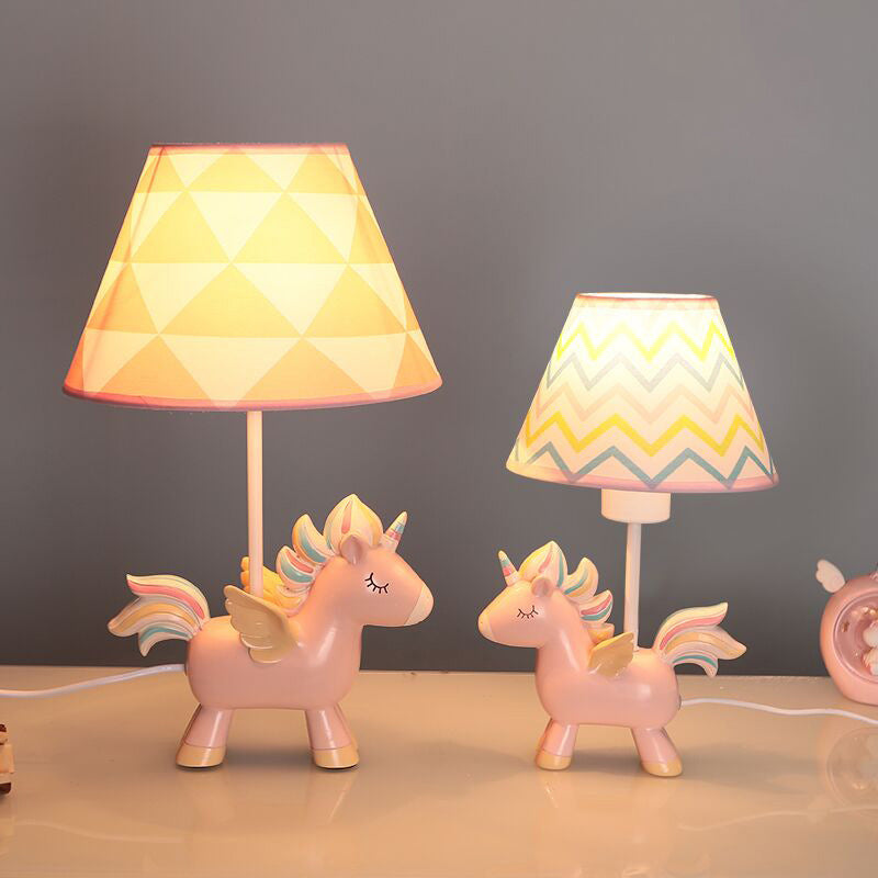 Schmal zulaufende Druckstoff Tischlampe Cartoon 1-Birnen Nachttischlicht mit Einhorn-Deko für Kinderzimmer