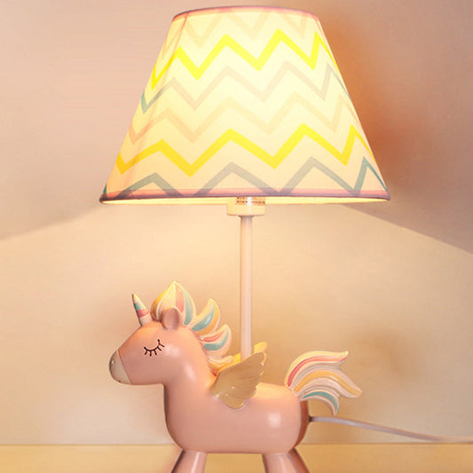 Schmal zulaufende Druckstoff Tischlampe Cartoon 1-Birnen Nachttischlicht mit Einhorn-Deko für Kinderzimmer
