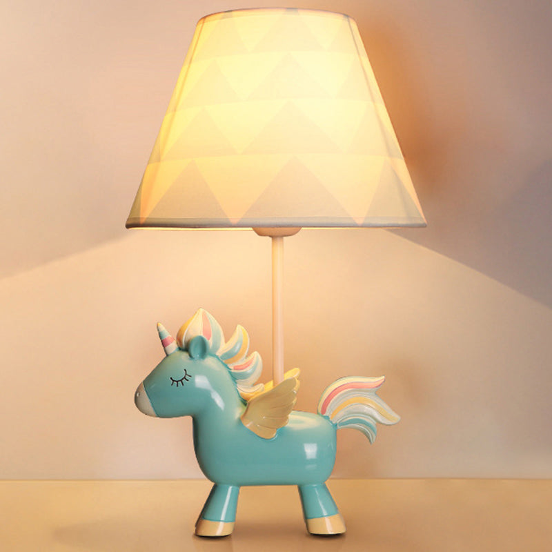 Schmal zulaufende Druckstoff Tischlampe Cartoon 1-Birnen Nachttischlicht mit Einhorn-Deko für Kinderzimmer