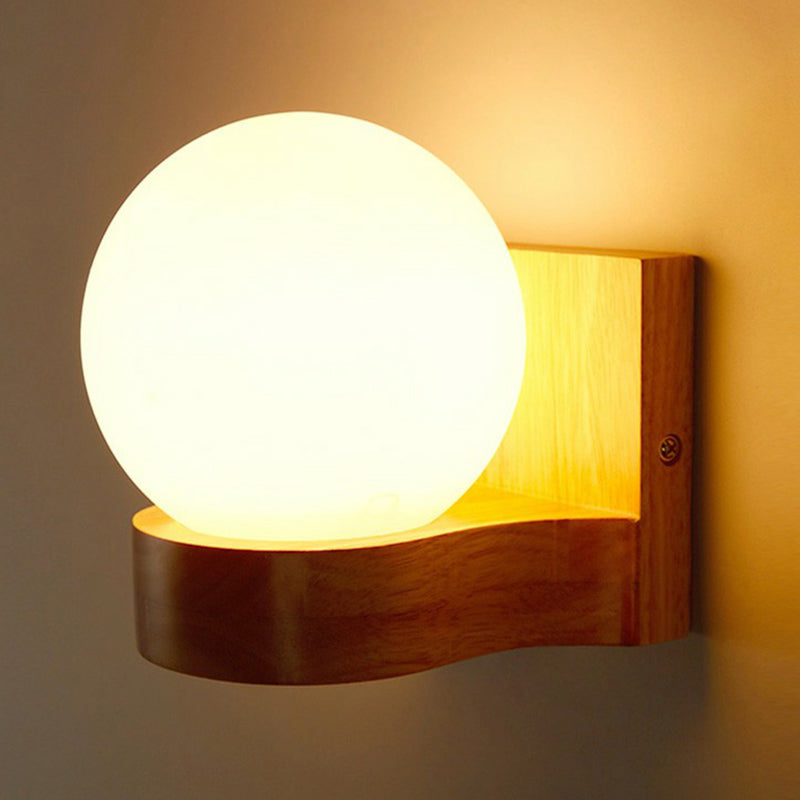 Frendorf | Ball-förmige Foyer Wandleuchte Opalglas 1-Licht Nordic Wandleuchte in Holz
