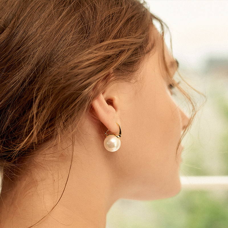 Frendorf | Black pearl earrings Available in white champagne gray gold and black pearl dangling earrings