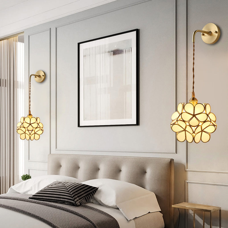 Frendorf | 1 Glühbirne Schlafzimmer Wandschalter Lampe Traditionelle Wandbeleuchtung mit Blumen weiß/rosa/blauem Glas-Schirm