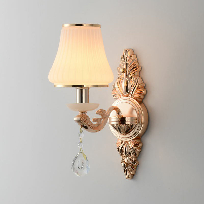 Frendorf | Ausladende weiße Glaswandlampe Minimalistische Wohnzimmer Wandleuchte mit Tropfen-Glaskristall