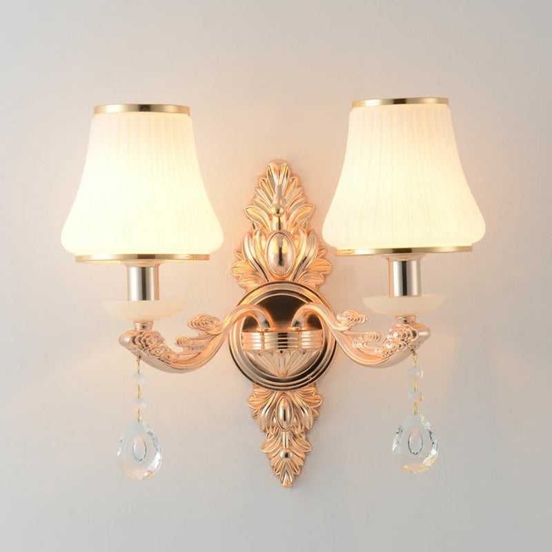 Frendorf | Ausladende weiße Glaswandlampe Minimalistische Wohnzimmer Wandleuchte mit Tropfen-Glaskristall