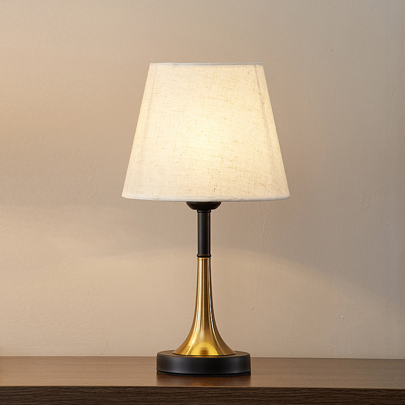 Weiße Schattierte Tischlampe Simplizität 1-Licht Stoff Nachttischlampe mit Messing-Schwarz Sockel