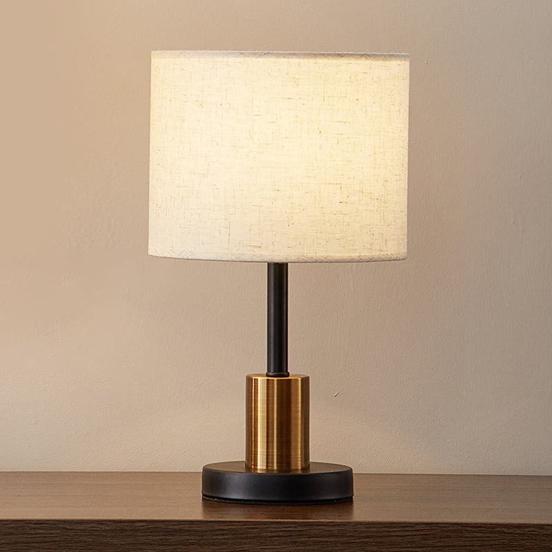 Weiße Schattierte Tischlampe Simplizität 1-Licht Stoff Nachttischlampe mit Messing-Schwarz Sockel