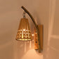 Bamboo konische Schirm Wandbeleuchtung mit hohler Gestaltung Lodge Stil 1-Kopf Holz Wandlampe für Schlafzimmer, links/rechts