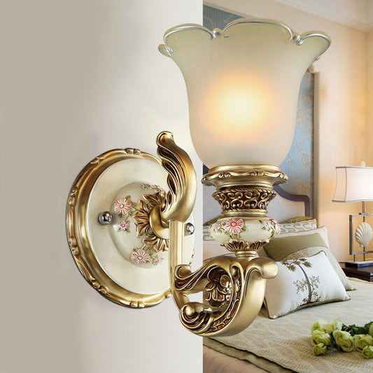Frendorf | 1-Leicht Gefrostete Glas Wandleuchte Traditioneller Goldblumen-Schirm Esszimmer Wandleuchte mit geschnitztem Arm