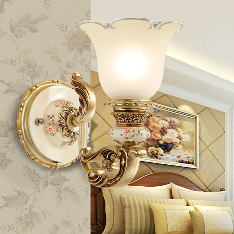 Frendorf | 1-Leicht Gefrostete Glas Wandleuchte Traditioneller Goldblumen-Schirm Esszimmer Wandleuchte mit geschnitztem Arm