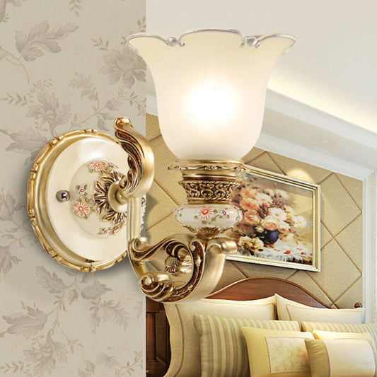 Frendorf | 1-Leicht Gefrostete Glas Wandleuchte Traditioneller Goldblumen-Schirm Esszimmer Wandleuchte mit geschnitztem Arm