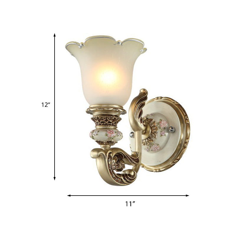 Frendorf | 1-Leicht Gefrostete Glas Wandleuchte Traditioneller Goldblumen-Schirm Esszimmer Wandleuchte mit geschnitztem Arm