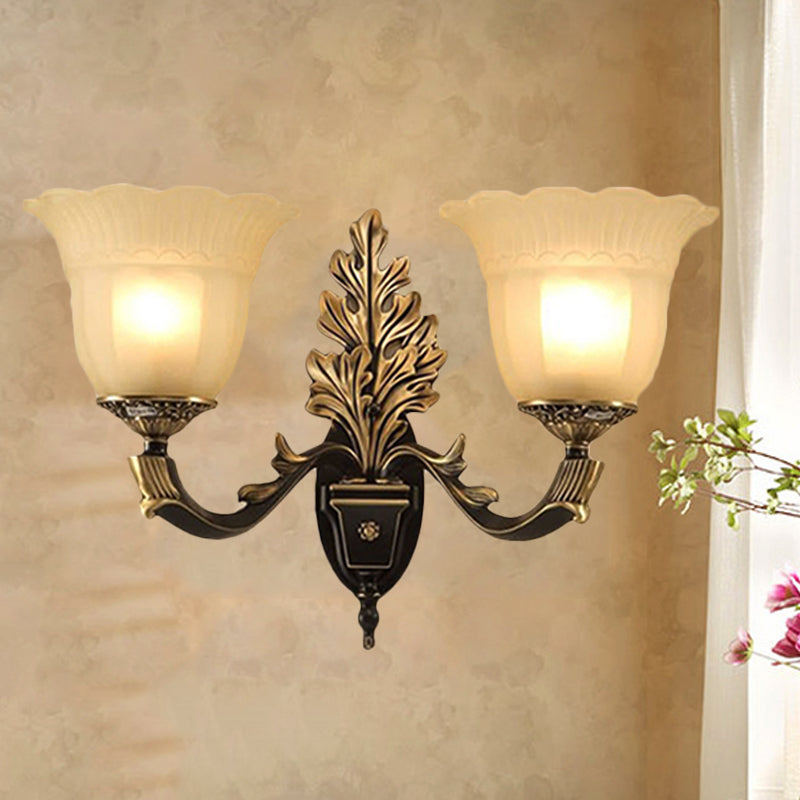 Frendorf | 1/2-Licht Wande scone Traditionelle Blüte Frosted Glas Scone Licht mit geschwungenem Arm in Schwarz für Flur
