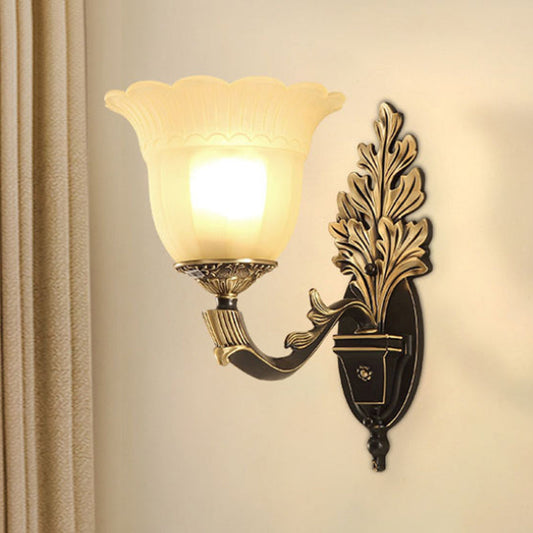 Frendorf | 1/2-Licht Wande scone Traditionelle Blüte Frosted Glas Scone Licht mit geschwungenem Arm in Schwarz für Flur