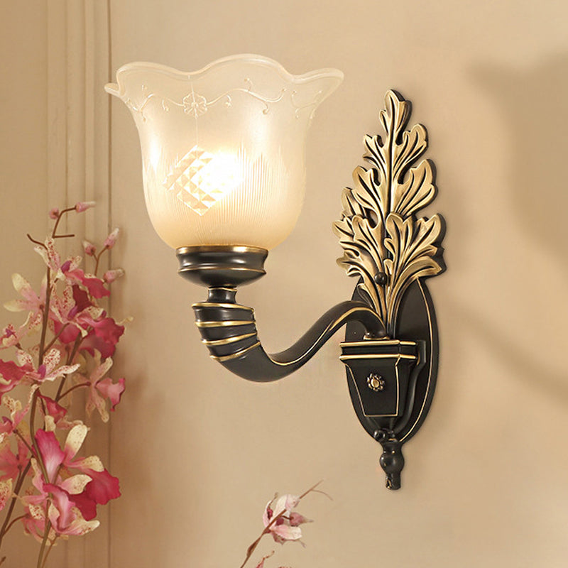 Frendorf | 1/2-Licht Wandleuchte Vintage Blossom geschnitzte Glas Wandlampe mit gebogenem Arm in Schwarz für das Wohnzimmer