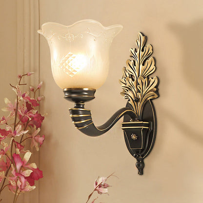 Frendorf | 1/2-Licht Wandleuchte Vintage Blossom geschnitzte Glas Wandlampe mit gebogenem Arm in Schwarz für das Wohnzimmer