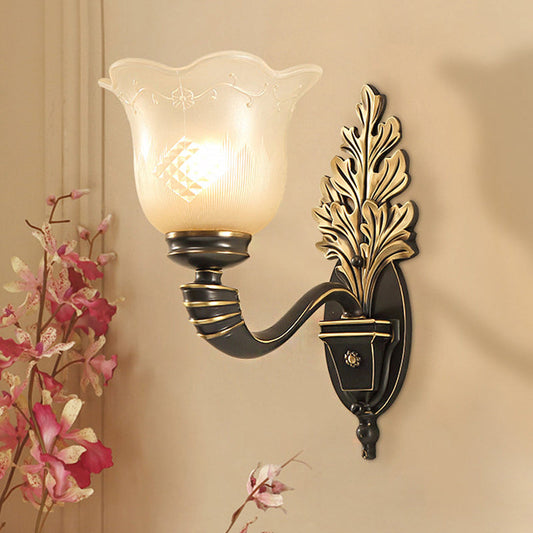 Frendorf | 1/2-Licht Wandleuchte Vintage Blossom geschnitzte Glas Wandlampe mit gebogenem Arm in Schwarz für das Wohnzimmer