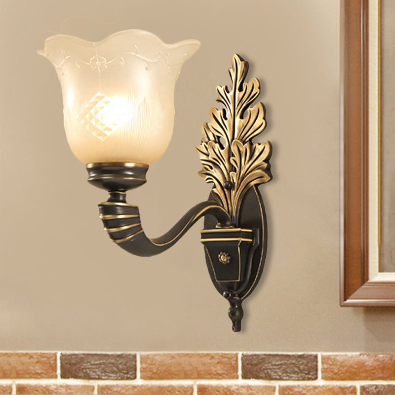 Frendorf | 1/2-Licht Wandleuchte Vintage Blossom geschnitzte Glas Wandlampe mit gebogenem Arm in Schwarz für das Wohnzimmer