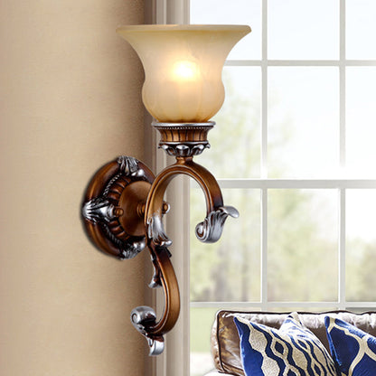 Frendorf | Traditionele Uitlopende Wandlamp 1-Kop Frosted Glass Wandlamp met Gebogen Arm in Messing voor de Woonkamer