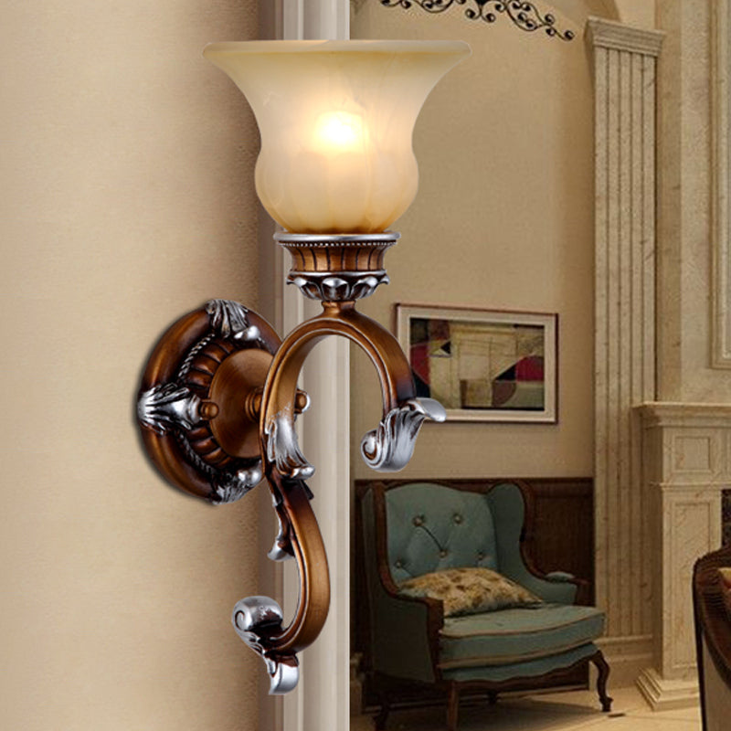Frendorf | Traditionele Uitlopende Wandlamp 1-Kop Frosted Glass Wandlamp met Gebogen Arm in Messing voor de Woonkamer