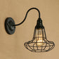 Frendorf | Industrielle Globe/Träne Käfig Wand Sconce Metall 1 Glühbirne Metallische Wandbeleuchtung mit Schwanenhalsarm in Schwarz