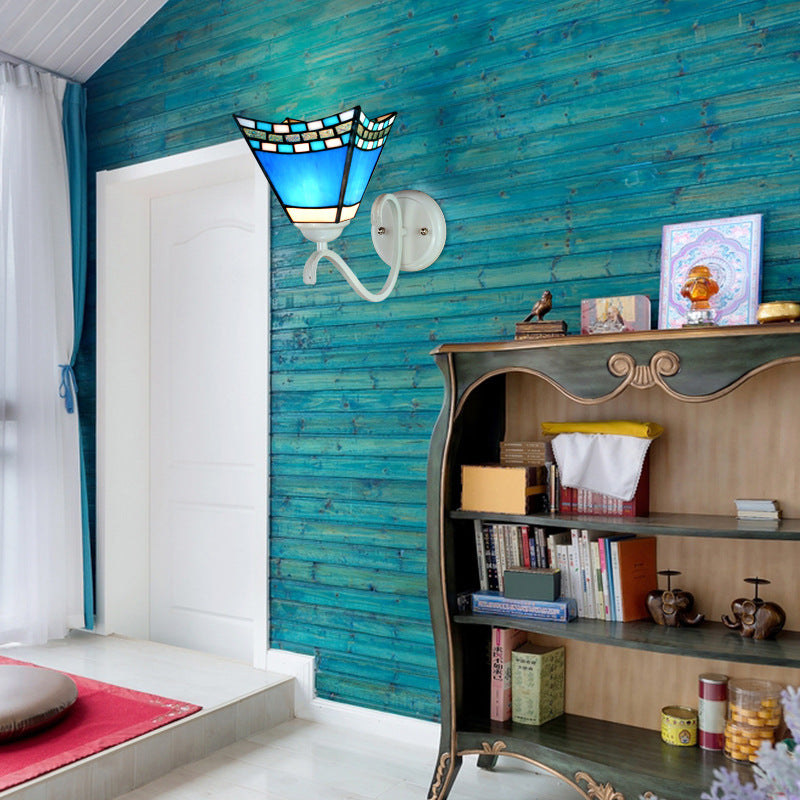 Frendorf | Nautical Glas-in-lood Koepel / Swallow-Tail Wandmontage Licht 1 Licht Binnenwand Sconce Licht in Wit