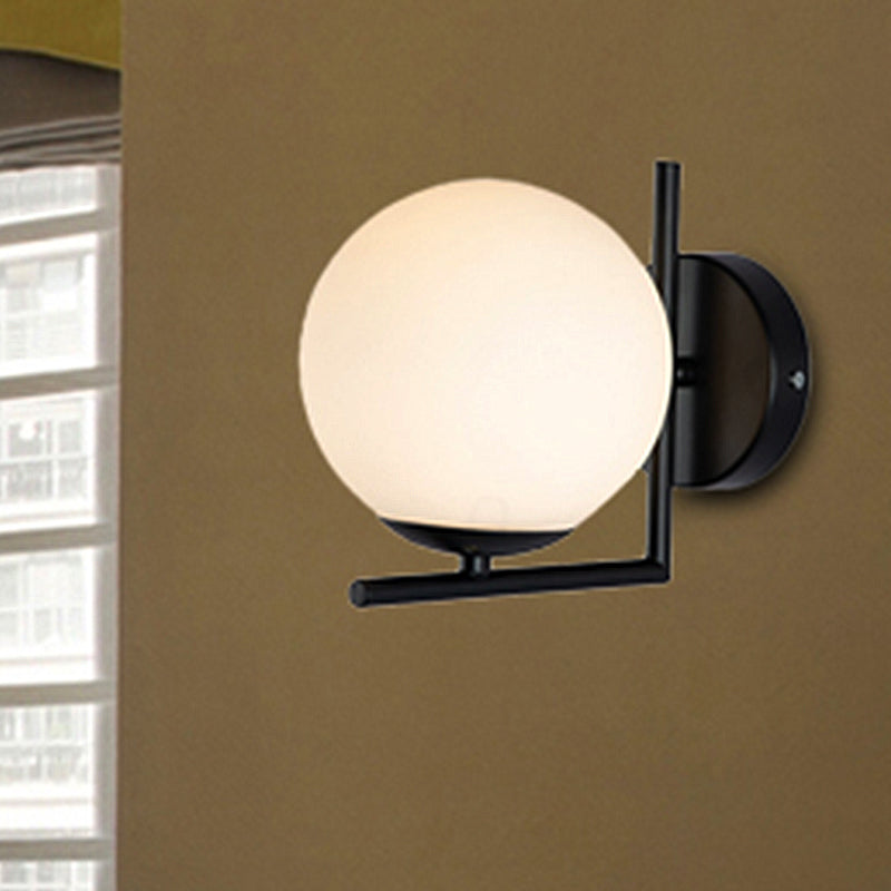 Frendorf | 1 Leuchtmittel Globe Wandmontierte Lichtinstallation Modern Schwarz Opalglas Beleuchtung mit Rahmen Dekoration