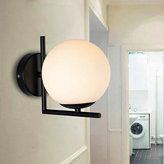 Frendorf | 1 Leuchtmittel Globe Wandmontierte Lichtinstallation Modern Schwarz Opalglas Beleuchtung mit Rahmen Dekoration