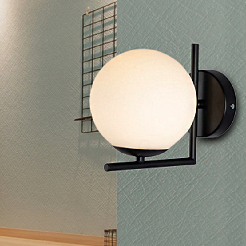 Frendorf | 1 Leuchtmittel Globe Wandmontierte Lichtinstallation Modern Schwarz Opalglas Beleuchtung mit Rahmen Dekoration